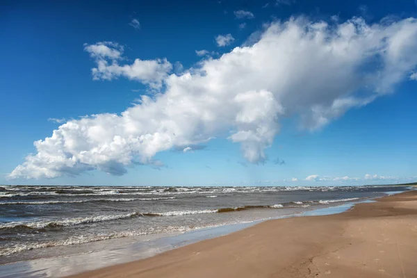 Bela Paisagem Marinha Céu Praia Arenoso Com Nuvens Mar Frio — Fotografia de Stock