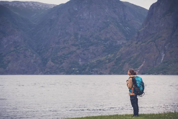 Young Woman Large Backpack Hiking Norway Stands Shore Fjord Mountain — Stock Photo, Image