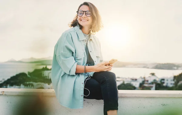 Kot Ceket Gözlük Takan Güzel Gülümseyen Kıvırcık Kadın Yaz Oteli — Stok fotoğraf