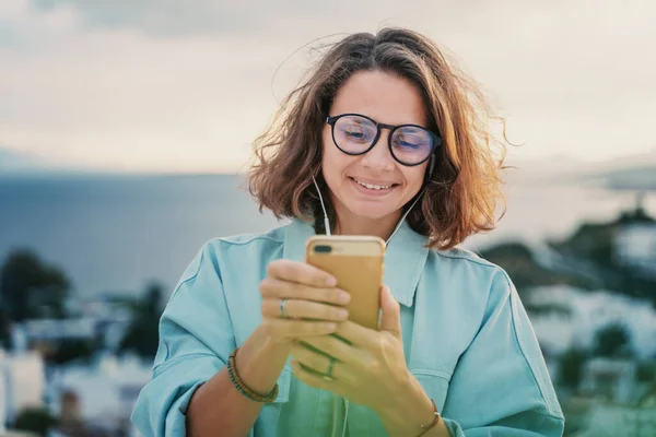 Mulher Encaracolada Jovem Sorridente Bonita Usando Jaqueta Ganga Óculos Livre — Fotografia de Stock