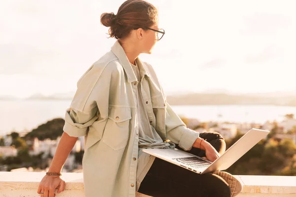 Mooie Jonge Meisje Vrouw Bril Zitten Met Een Laptop Haar — Stockfoto