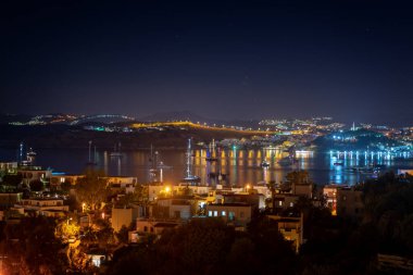 Geceleri Bodrum Limanı ve St. Peter Kalesi manzarası. Türk Rivierası. Bodrum marinası
