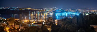 Geceleri Bodrum Limanı ve St. Peter Kalesi manzarası. Türk Rivierası. Bodrum marinası panorana pankart biçimi