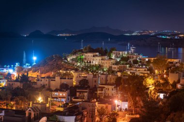 Geceleri Bodrum Limanı ve St. Peter Kalesi manzarası. Türk Rivierası. Bodrum marinası