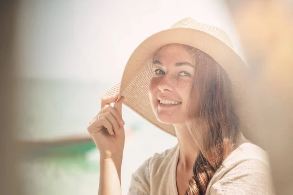 長い巻き毛と海岸 ビーチスタイルとファッション 夏の気分でわらの帽子で魅力的な笑顔を持つ美しい若い女性 — ストック写真