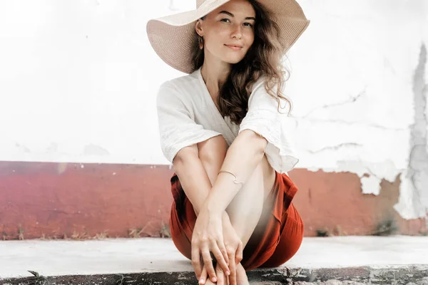 Стильная Элегантная Молодая Брюнетка Шляпе Глядя Камеру Красота Мода — стоковое фото