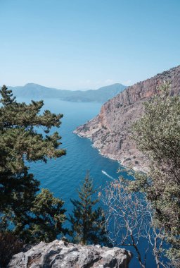 Oludeniz Kelebek Vadisi, büyüleyici güzel manzara, mavi çam denizi ve yüksek uçurumlar, Türkiye 'ye seyahat