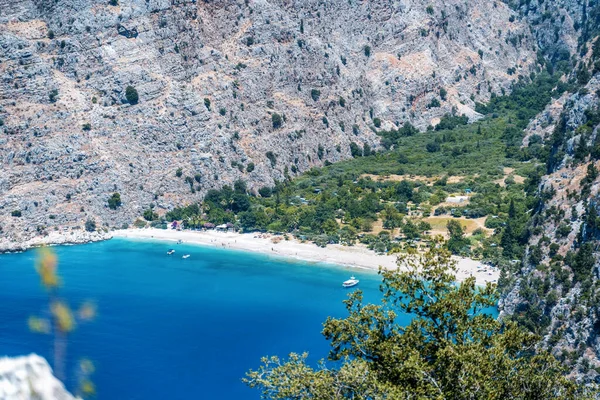 Oludeniz Butterfly Valley, impresionante paisaje hermoso, mar azul de pino y altos acantilados, viaje a Turquía — Foto de Stock
