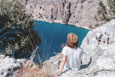Şapkalı kız, Oludeniz Kelebek Vadisi 'ndeki bir uçurumdan Türkiye' ye uçuyor..