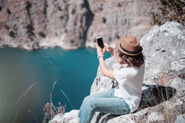 Reisendes Mädchen Mit Hut Und Smartphone Der Hand Blickt Von — Stockfoto