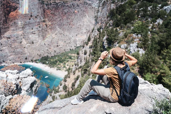 Girl Traveler Hat Looks Cliff Oludeniz Butterfly Valley Traveling Turkey — Stock Photo, Image