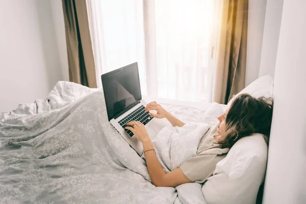 Una Joven Seria Está Acostada Una Cama Debajo Una Manta —  Fotos de Stock