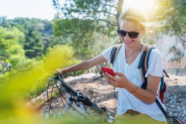 Chica Con Una Bicicleta Bosque Mira Mapa Teléfono Inteligente Vacaciones —  Fotos de Stock