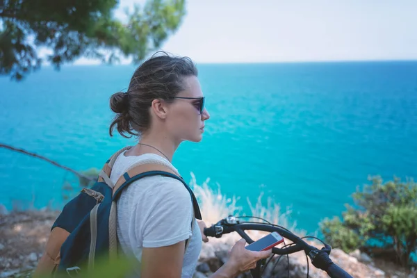 Chica Con Una Bicicleta Smartphone Las Manos Vacaciones Verano Ciclismo —  Fotos de Stock