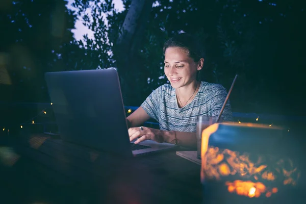 Mujer Hysster Joven Que Trabaja Ordenador Portátil Por Noche Terraza — Foto de Stock