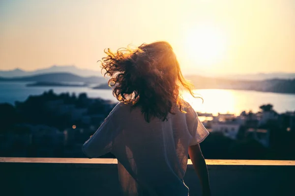 Genç Güzel Kıvırcık Kadın Yaz Güneşinin Tadını Çıkarıyor — Stok fotoğraf