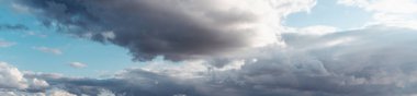 Mavi gökyüzü ve fırtına bulutları. Soyut arka plan ve doku, doğa. Resim panorama pankartı biçimi.