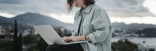 Hermosa Chica Rizada Con Gafas Que Trabajan Ordenador Portátil Con — Foto de Stock