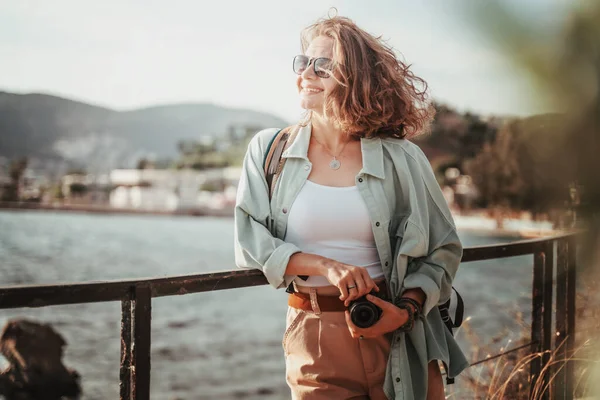 Hermosa Moda Rizada Joven Hipster Hembra Mar Gafas Sol Con — Foto de Stock