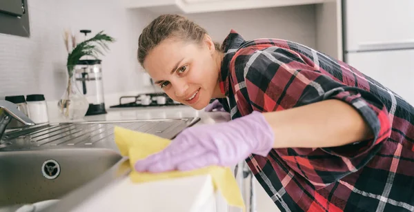 Joven Encantadora Mujer Sonriente Feliz Frota Superficie Cocina Concepto Servicio — Foto de Stock