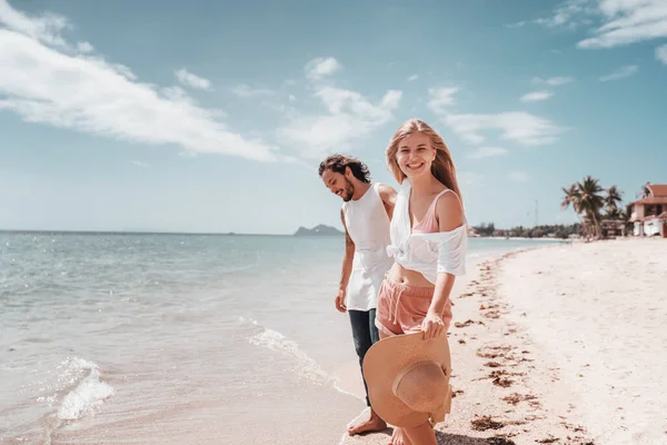若いです美しいカップルで愛の散歩に熱帯のビーチ 女性ブロンドとブルネットの男 幸福の休暇旅行のコンセプト — ストック写真