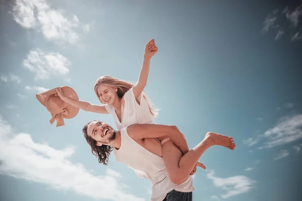 Casal Feliz Apaixonado Férias Verão Praia Loira Menina Piggybacking Jovem — Fotografia de Stock