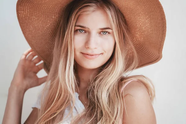 Kaunis Nuori Tyttö Pitkät Vaaleat Hiukset Siniset Silmät Hattu Lähikuva — kuvapankkivalokuva