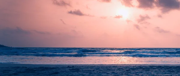 Zonsondergang Oceaan Zee Met Golven Zandstrand Afbeelding Met Retro Toning — Stockfoto