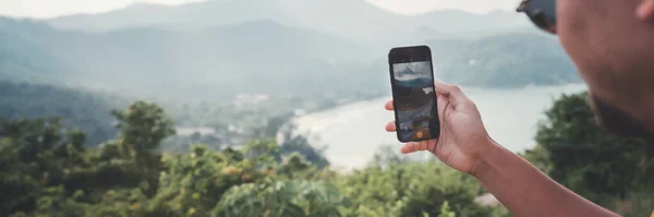 Ein Männlicher Reisender Fotografiert Eine Landschaft Auf Einem Handy Einem — Stockfoto