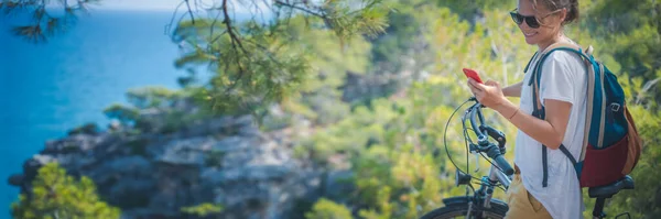 Mädchen Mit Fahrrad Meer Schaut Auf Eine Landkarte Auf Dem — Stockfoto