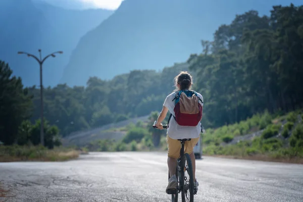 Beautiful Young Girl Rides Bicycle Beautiful Mountain Road Summer Holidays — Stock Photo, Image