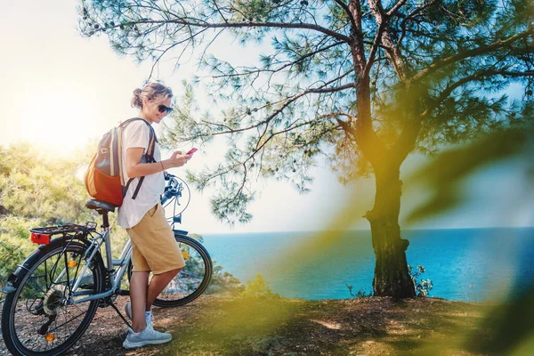 Chica Con Una Bicicleta Junto Mar Mira Mapa Teléfono Inteligente —  Fotos de Stock