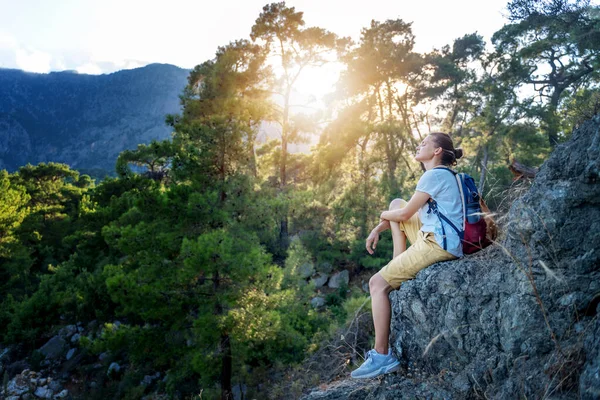 Young Woman Traveler Forest Enjoying Beautiful View Nature Holiday Adventure — Stock Photo, Image