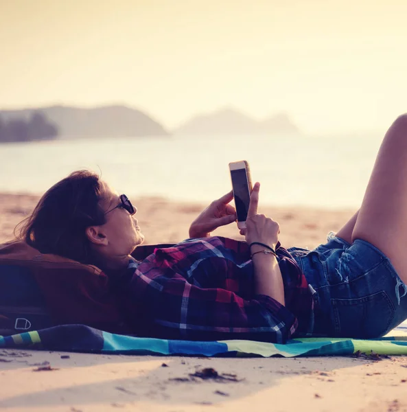 Glückliche Junge Frau Die Bei Sonnenuntergang Strand Auf Einem Smartphone — Stockfoto