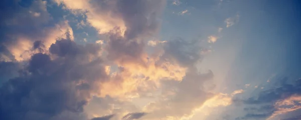 Hermoso Cielo Azul Con Nubes Rosadas Atardecer Fondo Abstracto Natural — Foto de Stock