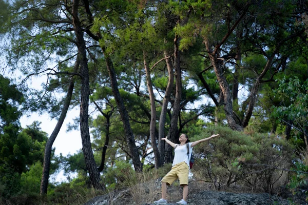 年轻的女旅行家在森林里散步 在假日里欣赏美丽的自然风光 — 图库照片