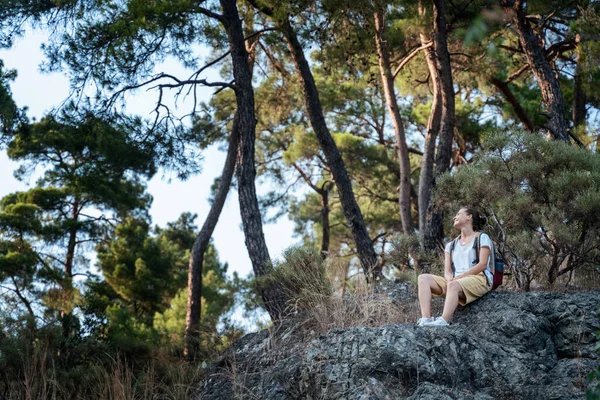 Молодая Женщина Путешественница Лесу Наслаждается Прекрасным Видом Природу Отдыхе Концепция — стоковое фото