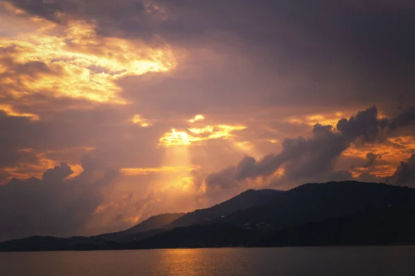 Prachtig Landschap Donkere Dramatische Wolken Zonneschijn Heldere Zonsondergang Hemel Boven — Stockfoto