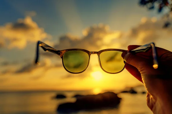 Vista Puesta Sol Mar Tropical Través Gafas Sol Mano Fondo — Foto de Stock