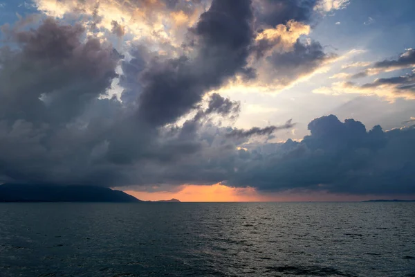 Bela Paisagem Nuvens Tempestade Dramáticas Escuras Sobre Mar Pôr Sol — Fotografia de Stock