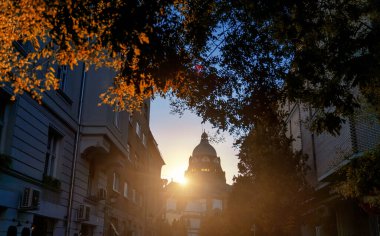 Sırbistan 'ın Novi Sad kentinin tarihi merkezinde sinagog, gün batımında kent manzarası.
