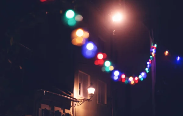 Illuminazione Notturna Strade Una Città Europea Lanterne Diversi Colori Sfondo — Foto Stock