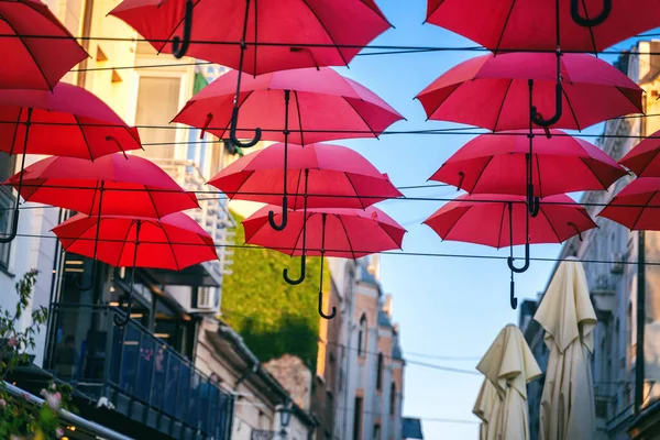 Sombrillas Rojas Sobre Calle Ciudad Europea Fondo Textura Festiva Urbana —  Fotos de Stock