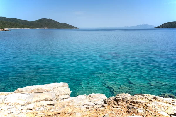 美丽的地中海风景,美丽清澈的湖水和岸边的松树.前往土耳其的旅行 — 图库照片