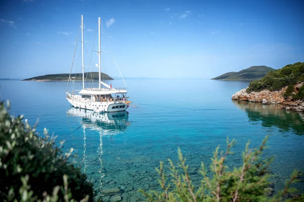 美丽的海景，一艘白色的游艇矗立在碧绿的地中海岸边 — 图库照片