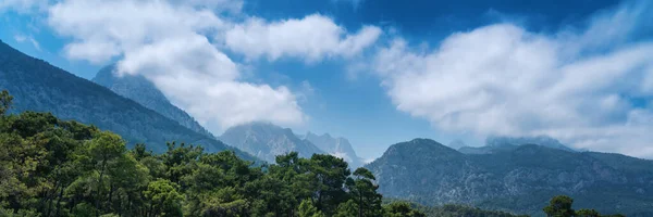 Hermoso Paisaje Montaña Bosque Pinos Colinas Con Cielo Azul Nubes — Foto de Stock