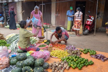 Şubat 2020 Sri Lanka. Yerliler Weligama, Sri Lanka 'daki geleneksel pazardan sebze alıyorlar. Gerçek İnsanlar Editör ResmiName.