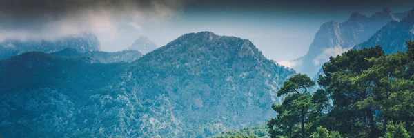 Vackert Bergslandskap Tallskog Kullar Med Blå Himmel Och Moln Panorama — Stockfoto