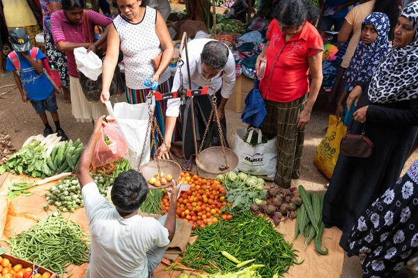 February 2020 Sri Lanka Locals Buy Vegetables Traditional Market Weligama — Stock Photo, Image
