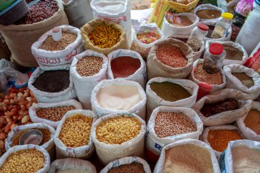 Sri Lanka Adası, Weligama, Şubat 2020. Editör imajı. Yerel pazarda çeşitli mısır gevrekleri ve bakkaliyeler